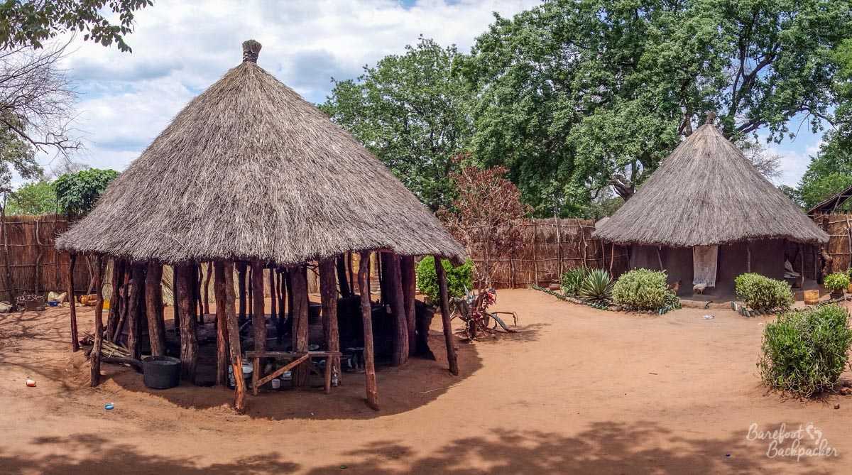 Huts in Mukuni